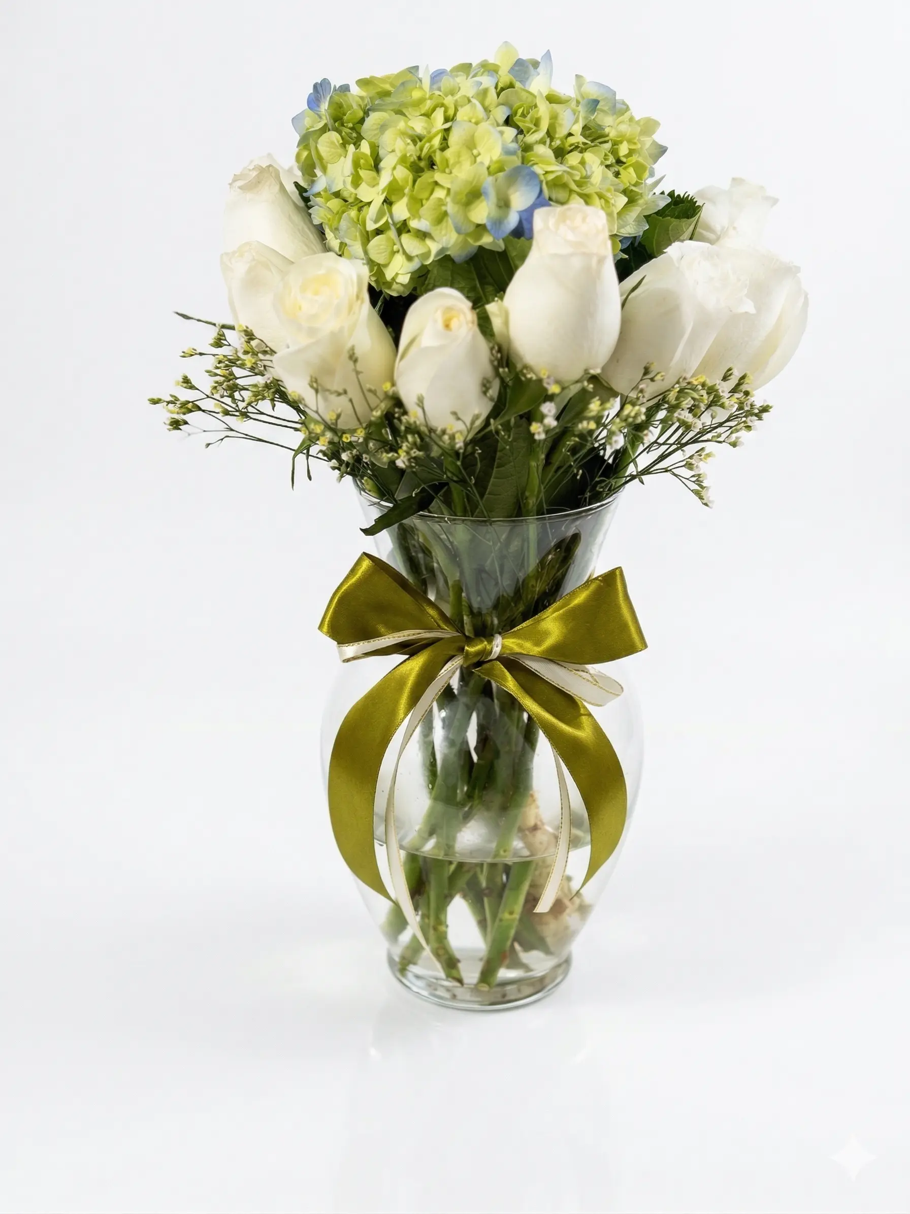 Jarron de rosas blancas con hortencia - arreglo floral de Velvet Flowers